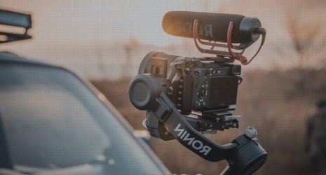 ¿Los parasoles para lentes pueden afectar la estabilidad al grabar vídeos con la cámara en movimiento?